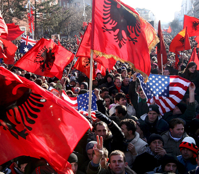 GEO56 PRISTINA (SERBIA) 17/2/2008.- Albano-kosovares ondean banderas de Albania mientras celebran la independencia de Kosovo por el centro de Pristina, hoy, 17 de febrero de 2008, en Kosovo. El primer ministro serbio, Vojislav Kostunica, declaró hoy que Serbia luchará "sin el uso de la fuerza" por recuperar a Kosovo, al tiempo que acusó a EEUU de haber impuesto sus intereses en esa provincia que hoy declaró su independencia, y la UE de haber "bajado la cabeza" ante ellos. "Hoy ha sido proclamado el falso estado de Kosovo en la parte serbia bajo control militar de la OTAN", dijo el primer ministro en rueda de prensa en Belgrado, poco después de que Kosovo se declarase independencia de Serbia. EFE/GEORGI LICOVSKI