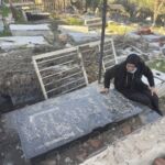 Nina bere aitaren hilobiaren aurrean Israelek Kfar Kilatik alde egin eta hurrengo astean (2024ko martxoan utzi zuen herria). Andoni Lubaki / Ronak Press (CC-By-Nd-Nc 2026)