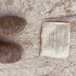 Israelgo armadaren janaria Kfar Khilako kaleetan botata. Tel Aviv-en ejertzitoa bertan egon zen aste batzuk 2024ko amaieran eta erabat hondatuta utzi zuen herria. Argazki hau atera zen unean biztanle eskas batzuk besterik ez zituen eta lapurretarik ez egoteko boluntarioak ziren. Argazkia: Andoni Lubaki / Ronak Press (Creative Commons By-Nd-Nc 4.0)