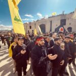 Nasralaren funeralaren aurrean Hezbollahko aktibistek egindako zeremonia txikia estadiora sartu baina lehenago. Hakim lehen lerroan agertzen dena da. Andoni Lubaki/Ronak Press (CC-BY-ND-NC 2026)