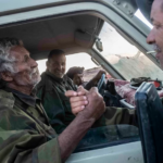 Dah El Bendir Bir Lehluko (Zonalde Askatuak, MEndebaldeko Sahara) Polisarioaren base militarrean bere adiskide eta soldaduekin solasean. (Andoni Lubaki / Ronak Press)
