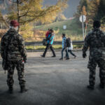 Sentilj (Eslovenia) herrian muga zeharkatu nahi duten errefuxiatuak kontrolatzen bertako polizia militarra 2015eko azaroan. Andoni Lubaki/Ronak Press