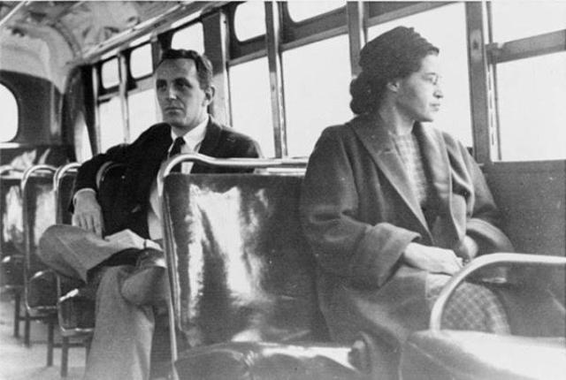 1955, AEB. Rosa Parks afroamerikarrak uko egin zion autobuseko eserlekua gizonezko zuri bati uzteari, sasoiko legearen kontra. AEBetan Eskubide Zibilen Aldeko Mugimendua piztu zuen ekintzak hark. Noiz utziko diogu hizkuntzaren eserlekutik desplazatzeari?