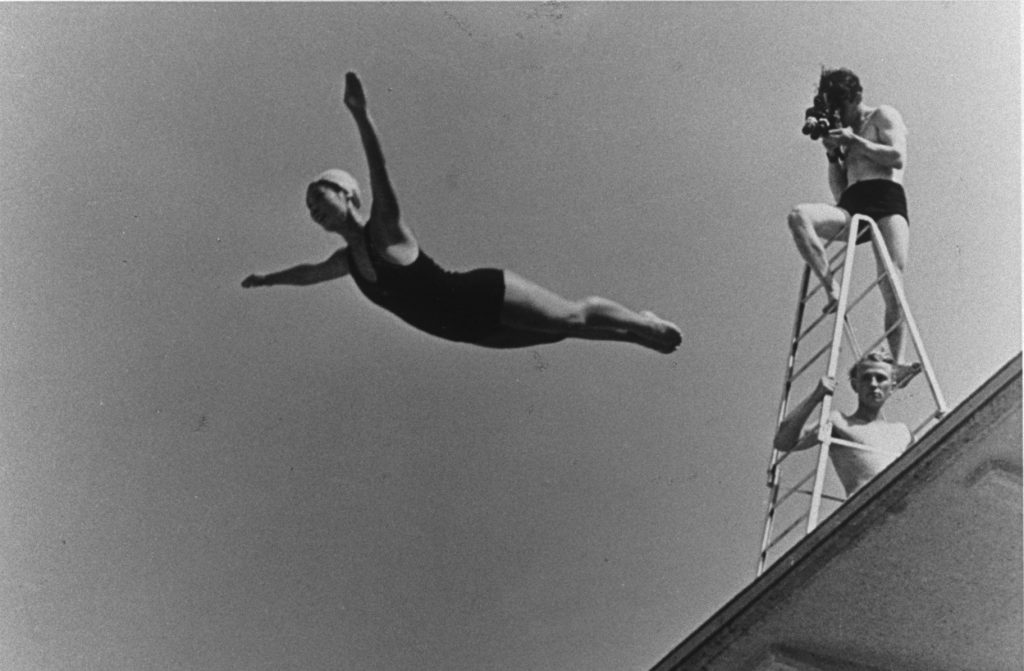 Berlin 1936 OG, Shooting of "Olympia", documentary film by Leni RIEFENSTAHL - A cameraman on the diving board, filming a female diver.