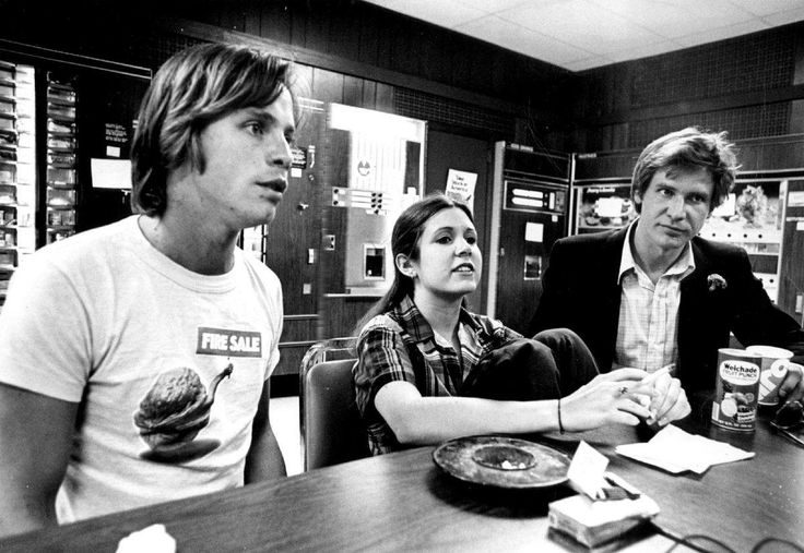 MARK-HAMILL-CARRIE-FISHER-STAR-WARS-1977-HARRISON-FORD