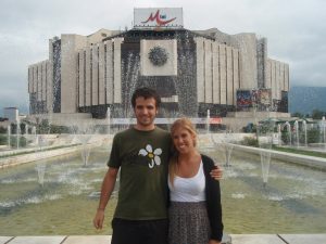 Martarekin Kultura Jauregi Nazionalaren aurrean