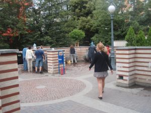 Sofiatarrak ura hartzen iturri termaletan