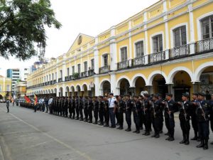 Cochabambako udaletxea militarrez inguratua. 