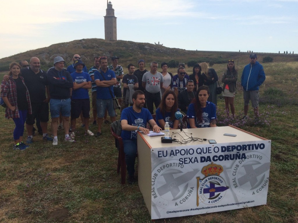 Deportivo futbol taldea "A Coruña" hirikoa izatea nahi dute kanpainaren sustatzaileek.