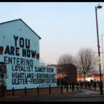 "Sandy Row loialistan sartzen ari zara orain, Belfast Hegoaldeko Ulstergo Askatasunaren Gudarien gotorlekuan"