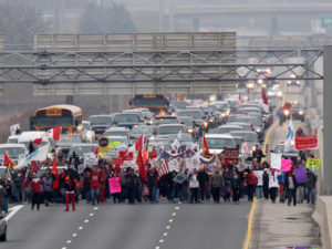 Idle No More mugimenduko kideak errepide bat mozten.