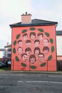 Bloody Sunday-n hil zituztenen omenezko murala Derryn. Arg: Wikipedia.