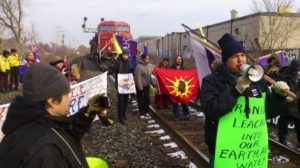 Idle No More eta antinuklearrek bat eginda, trena geratu zuten.