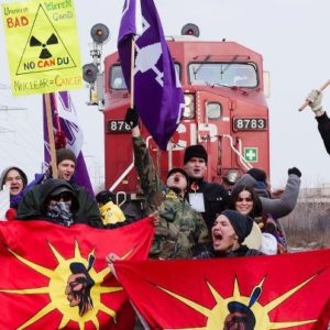 Idle No More mugimenduko kideak trenaren aurrean.