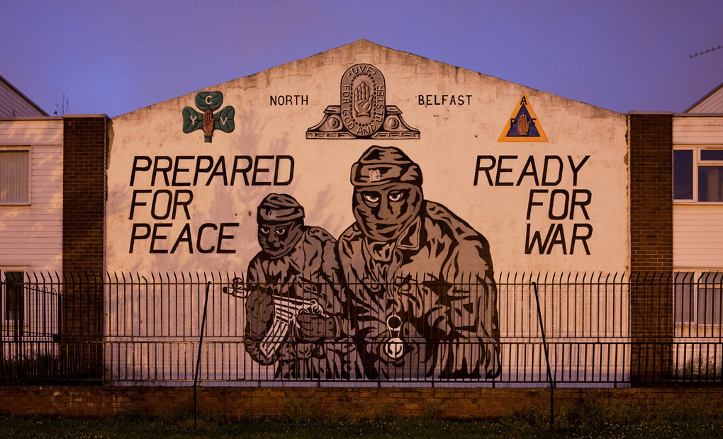 "Bakerako gertu, gudarako prest" dioen mural unionista Belfasten. (Arg: Flicker: metroblosson)
