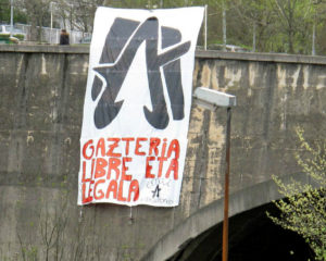 "Gazteria libre eta legala" aldarrikatzen duen parnkarta Intxaurrondon, autopistaren gainean. (Arg: Intxaurrondoko Ernai)