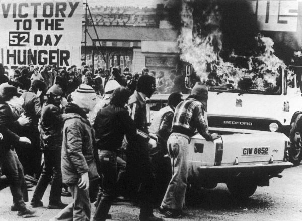 1981eko argazkia. Manifestariak Belfasten Britainia Handiko soldaduei aurre egiten. (The Independent)