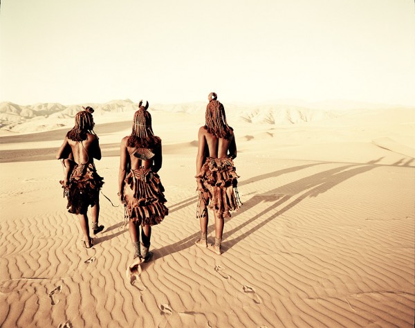 Himba herriko hiru kide, Namibian (Arg: J. Nelson)