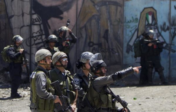 Israelgo soldaduak Qalandian manifestari palestinarren aurka egiteko tokia hartzen. (Arg: Al Akhbar)