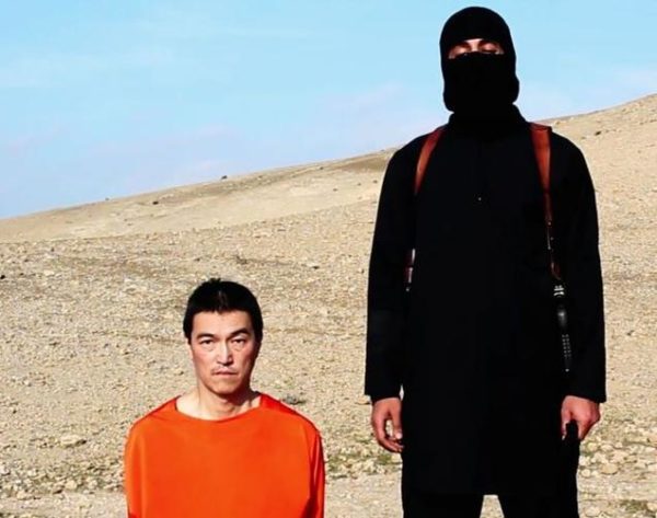 Kenji Goto kazetari japoniarra burua moztuta hil zuten Sirian Estatu Islamikoak.