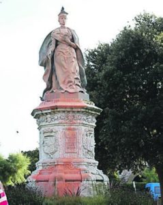 Ondarretako Maria Cristinaren estatua pinturaz beterik, protesta gisa.