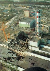 Txernobylgo zentrala istripuaren ondoren (Arg: Wikipedia)