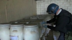 OPCWko behatzailea Sirian arma kimikoen biltegia arakatzen (Argazkia: BBC)