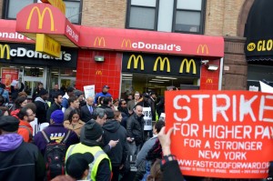 New Yorkeko McDonalds baten aurrean protestan joan den azaroan. (Argazkia: AFP)