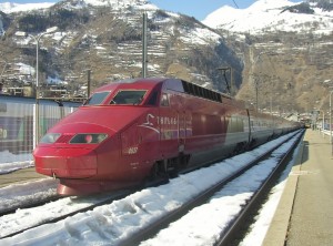 Thalys tren lasterra Frantziako Alpeetako Bourg-Saint-Mauriceko geltokitik igarotzen. (Argazkia: Wikipedia).