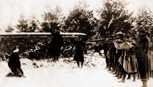 Koldarkeriaz kondenatutako soldadu baten fusilaketa Verdungo frontean. (Argazkia: Info Défense)