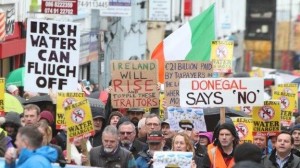 Uraren tasa berriaren kontrako manifestazioa Dublinen, martxoaren 21ean. (Argazkia: BBC)