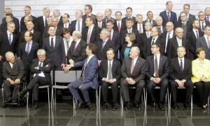 Eurogrupoa argazkirako bildurik apirilaren 24an Rigan. (Argazkia: Valda Kalnin/EPA)