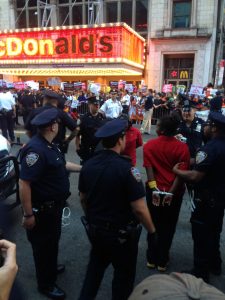 Polizia protestariak atxilotzen New Yorkeko McDonnald's baten aurrean apirilaren 15ean. (Argazkia: @JLopez_MRNY Twitter bidez)