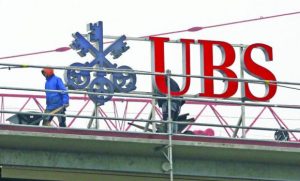 UBS bankuaren egoitzan beharginak lanean. (Argazkia: Arab News)