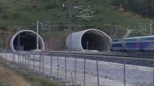 Trena Pertuseko tuneletako batean sartzen. (Argazkia: TV3)
