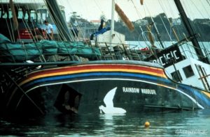 Rainbow Warrior militar frantsesen bonbaz hondoratuta Aucklandeko portuan. (Argazkia: Greenpeace)