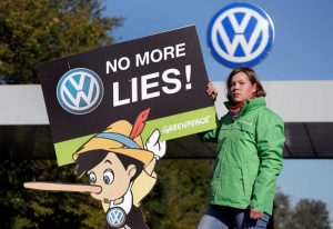 Greenpeaceko ekintzailea Volkswagenen gezurrak salatzen. (Argazkia: Ledgergazette)