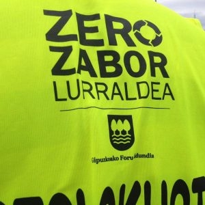 "Zero Zabor Lurraldea" Usurbilko KMK antolakuntzako boluntarioen petoan. (Argazkia: Bego Zuza)