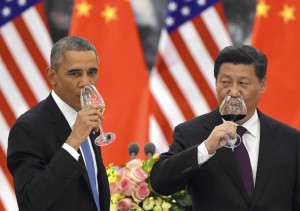 Barack Obama eta Xi Jinping, AEB eta Txinako estatuburuak, Berotegi Eefektuko Gas igorpenen murrizketarako akordioa ospatzen. Historikotzat jo izan da akordio hori, baina hainbesterako al da? (Arg.: Rolex de la Pena/European Press Photo Agency).