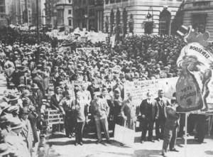 Milaka langile Maiatzaren 1eko manifestazioan New Yorken, 1935ean.