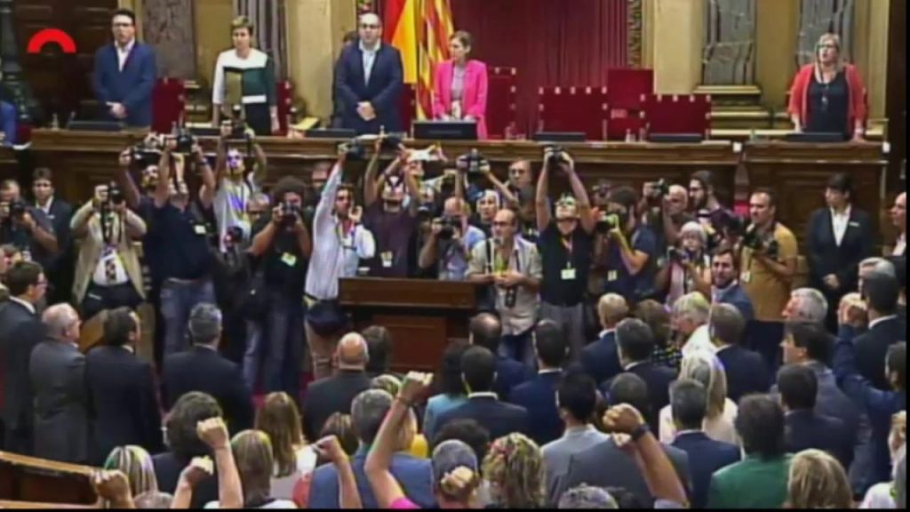 Parlamentuko diputatu independentistak Els Segadors abesten Erreferendumaren Legea onartu ondoren.