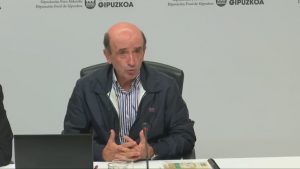 Javier Ansorena "El compost de bioresiduos" liburua aurkezten Gipuzkoako Diputazioan 2016an. (GFA, Youtube bidez)