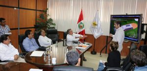 LKSko Carlos Bereziarto Piurako (Peru) agintariei proposatzen Zubietaren itxura guztia daukan errauste planta. (Argazkia: Region Piura)a